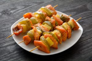 Шашлички з сьомги з картоплею та маринованими огірочками