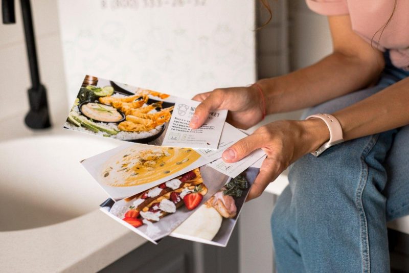 Шашлички з сьомги з картоплею та маринованими огірочками